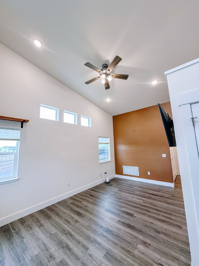 Building Photo - $500 OFF FIRST MONTHS RENT