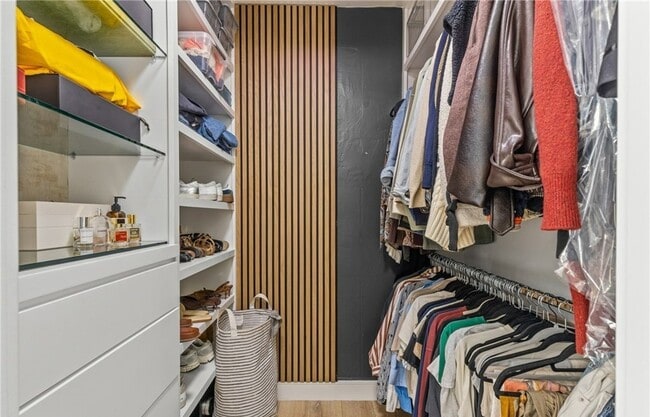 Building Photo - 240 W Gainsborough Rd