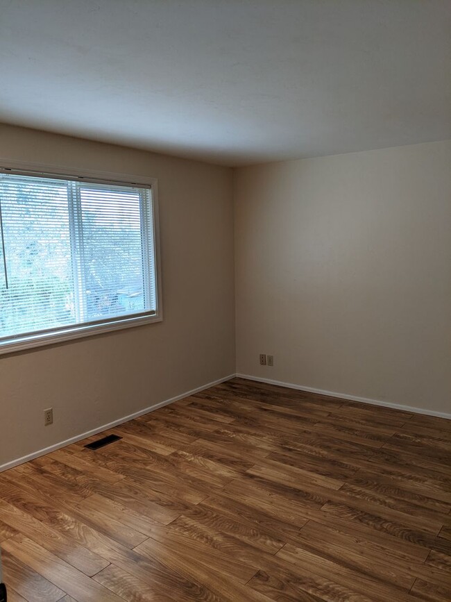 Building Photo - Beautiful 4-Bedroom, 2-Bath Plus Office In...
