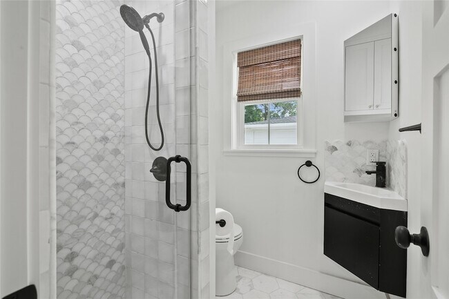 Building Photo - 312 W 31st St