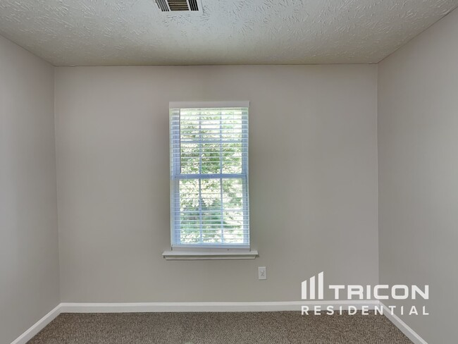Building Photo - 5723 3 Lakes Dr