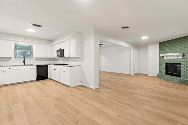 Building Photo - 112 Dawn Dr