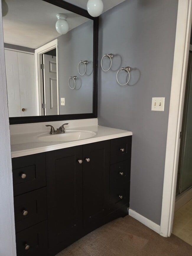 Building Photo - Great 4BR, 2BA single family home with AC ...