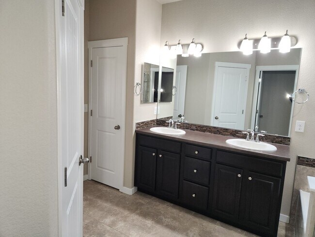 Building Photo - Broadmoor View Subdivision Rancher, Over 2,900 Sq. Ft.