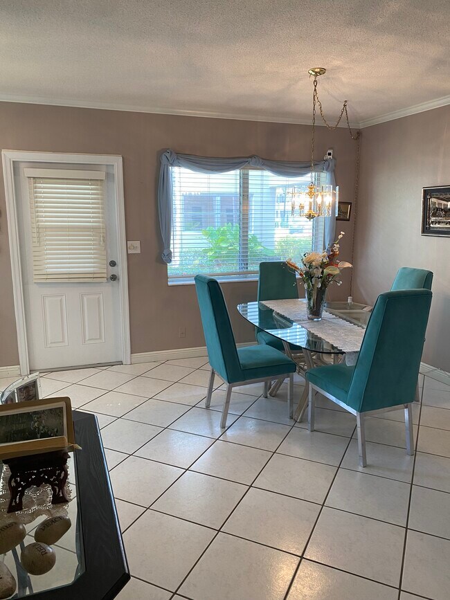 Building Photo - 2121 NE 42nd Ct