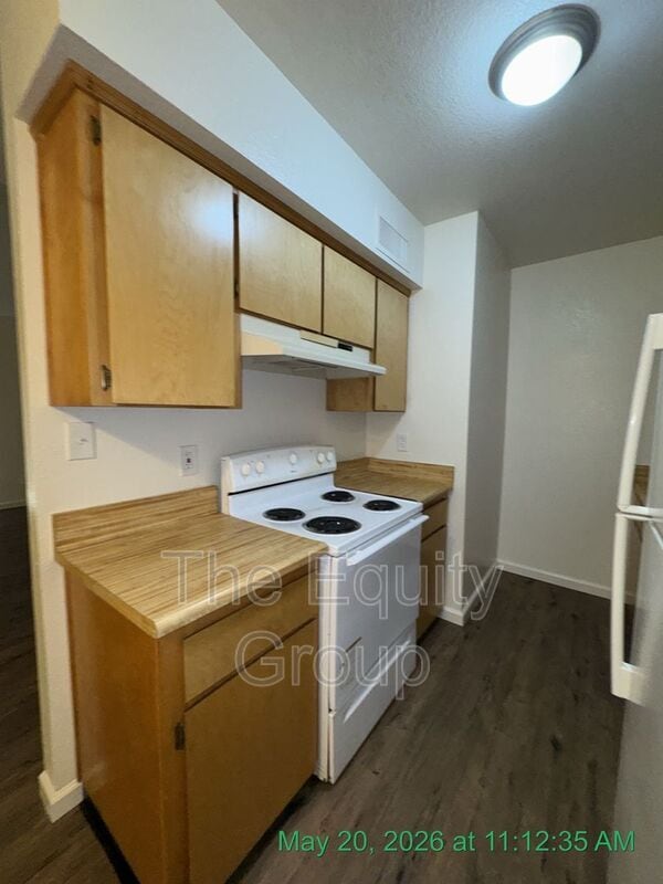 Building Photo - 1326 W Elowin Ave