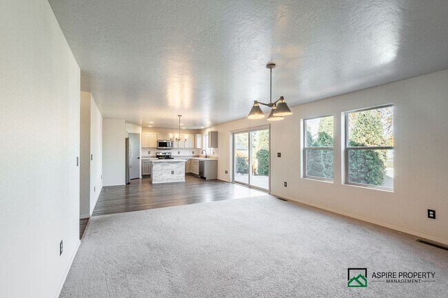 Building Photo - 4 Bed 2 Bath home for rent