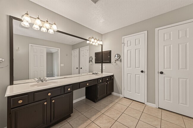 Building Photo - 27 Lush Meadow Pl