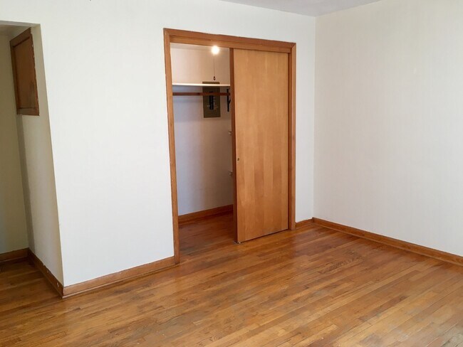 Building Photo - 2 Bedroom Apartment Right off East MU Campus