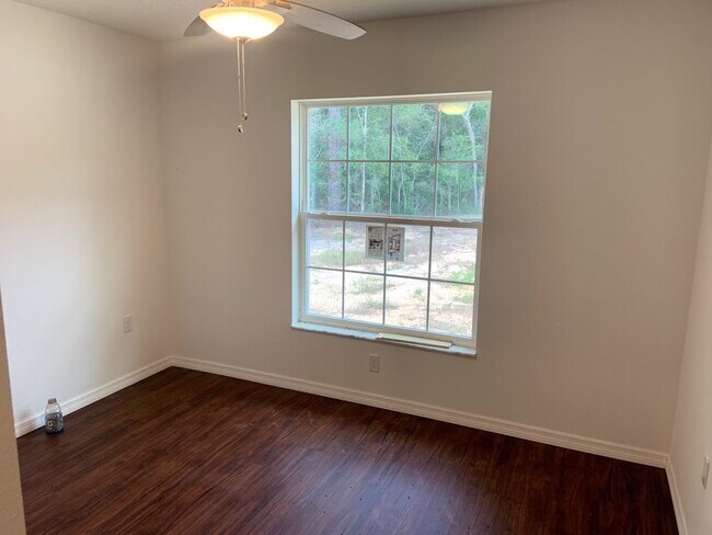Building Photo - 3 bedroom, 2 bath, 2 car garage home on a ...