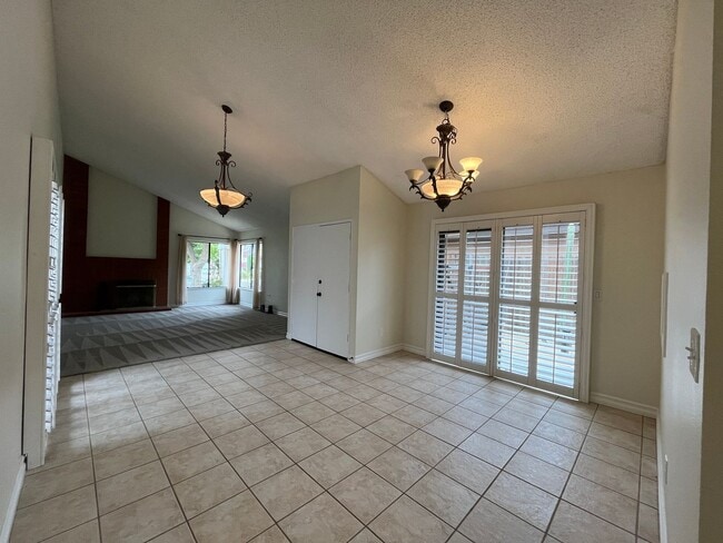 Building Photo - REMODELED + MOVE-IN READY 3+2 w/all applia...