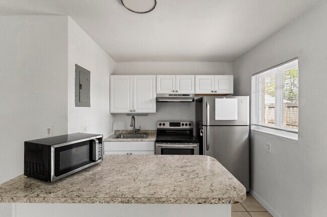 Building Photo - 709 SW 13th Ave