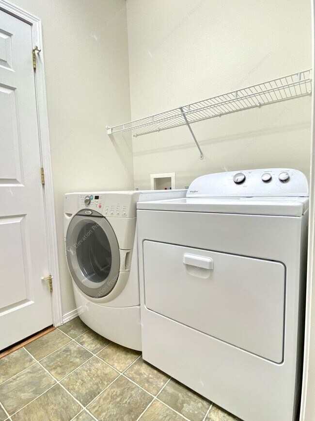 Building Photo - Beautiful, updated 3 BR on westside close to tons of recreation!