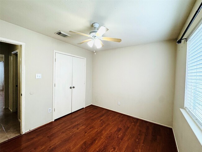Building Photo - 9110 Regents Cove Ct