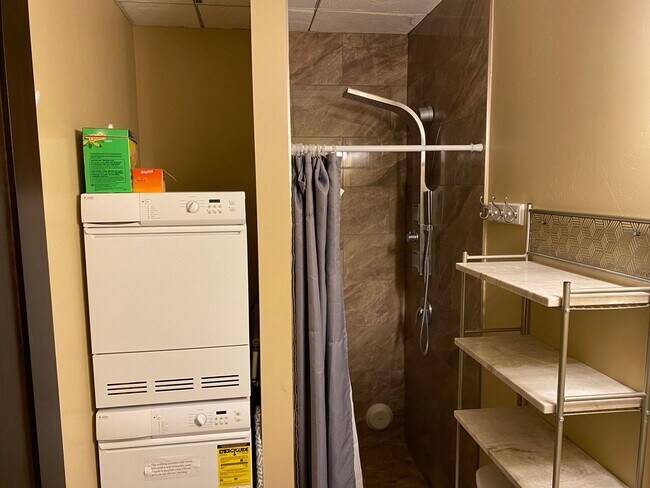Building Photo - Large 1 bed / 1 bath Condo on North End of...