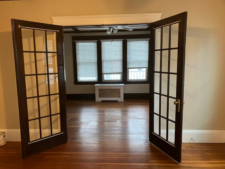 Building Photo - 43 Roslyn St