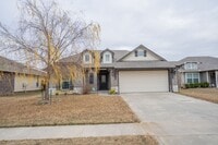 Building Photo - 4 bed/2 bath!