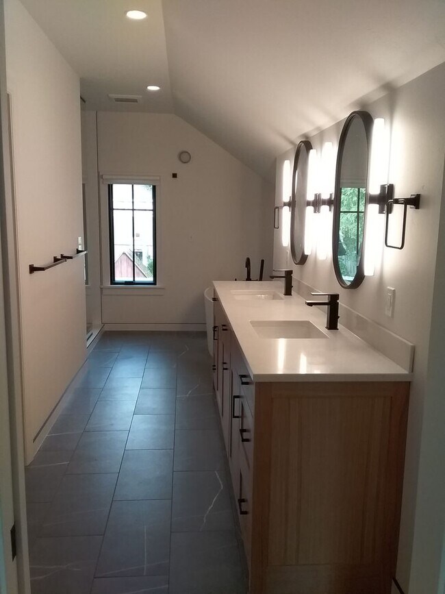 Building Photo - Completely remodeled 3 bed 2.5 bath single...