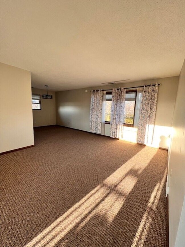 Building Photo - 4273 W Lake Rd