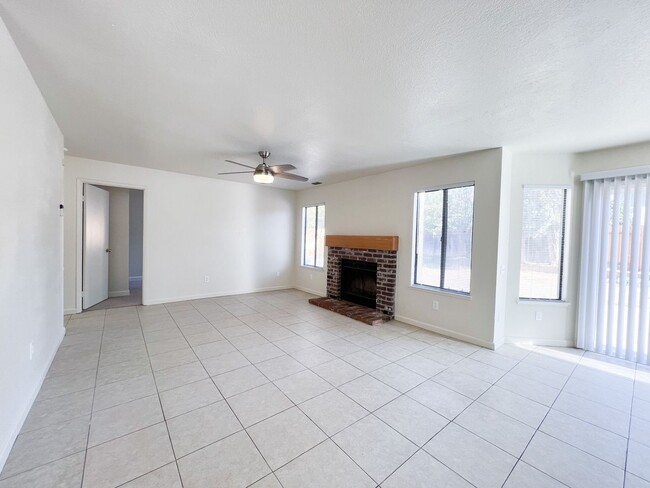 Building Photo - Newly Renovated 4 Bed, 3 Bath Home