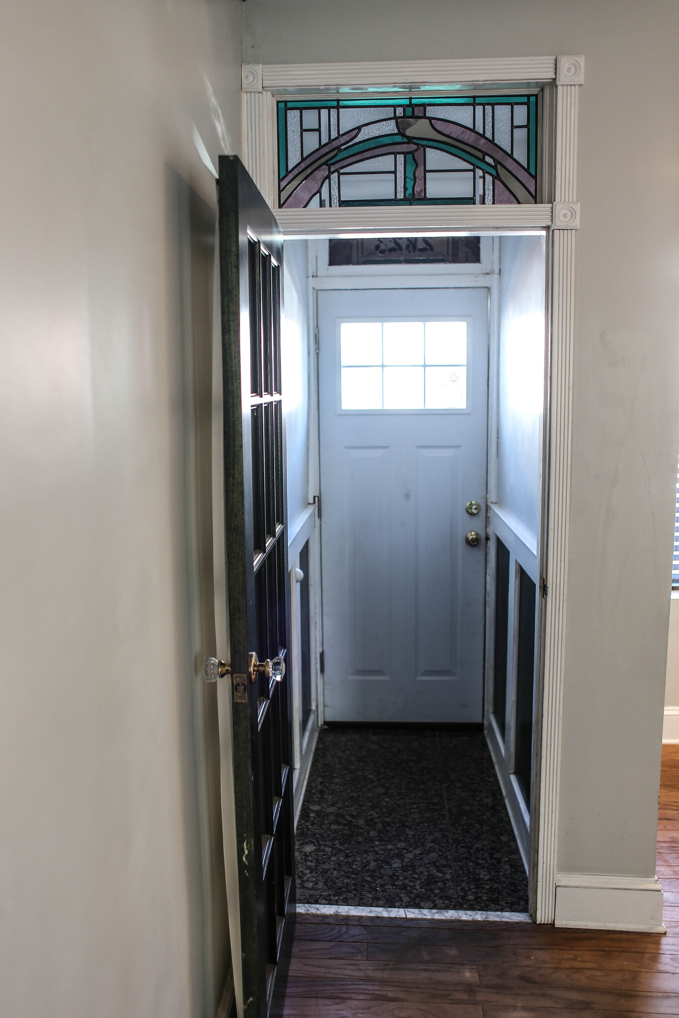vestibule - 2823 Chatham St