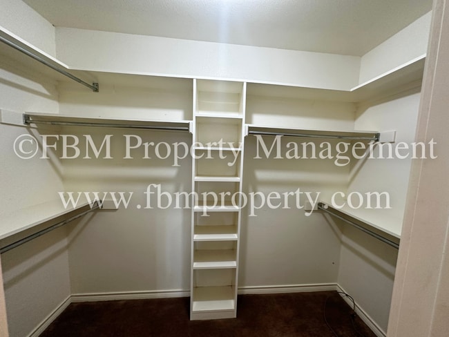 Building Photo - 801 Oak Dr