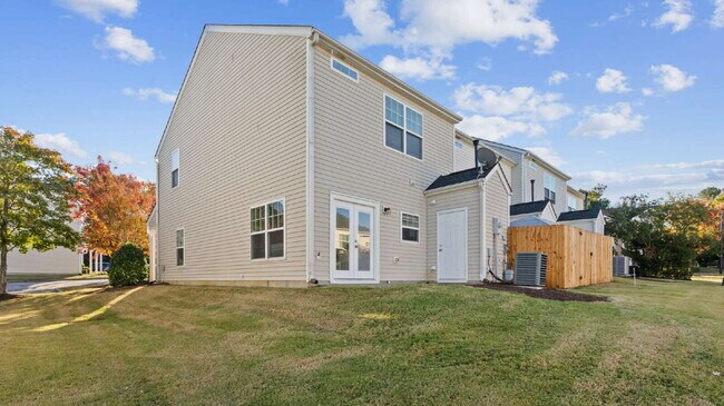 Building Photo - Spacious 3-Bed End-Unit Townhome in Durham