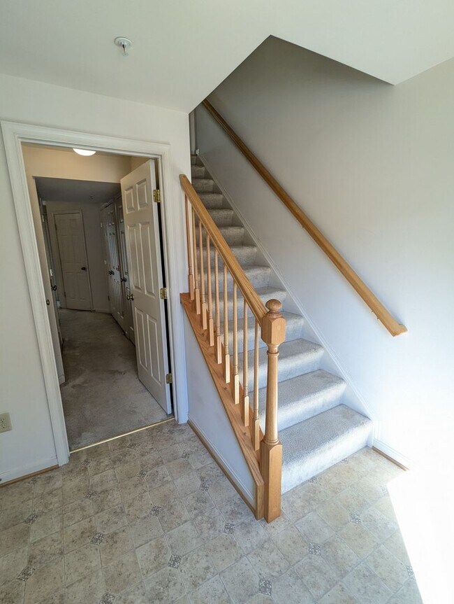 Building Photo - 3 Level End Unit townhouse available mid O...