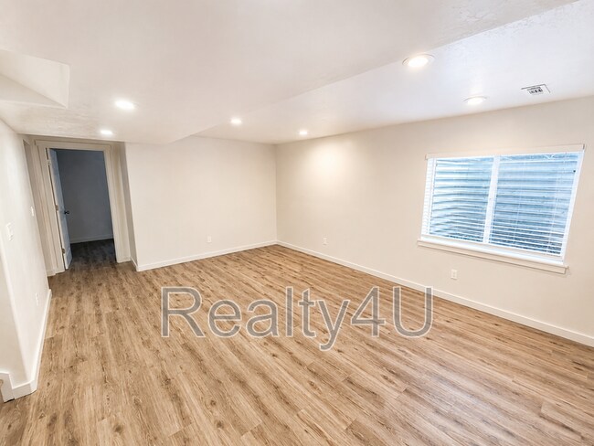 Building Photo - 44 W 470 N