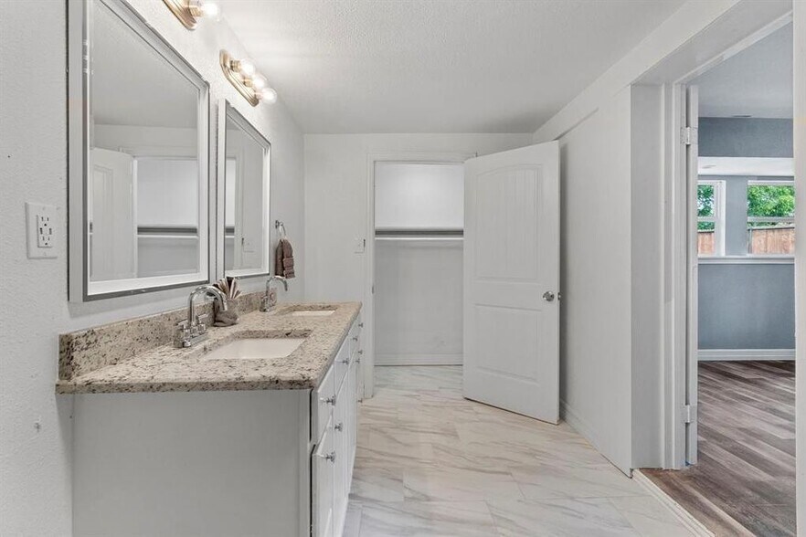 Building Photo - 1910 Danube Dr