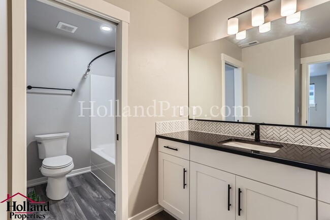 Building Photo - Modern Stylish 3-Bed Home in Prime Hillsbo...