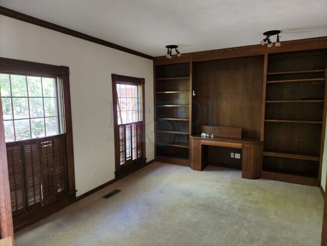 Building Photo - RARE exquisite home on acreage in the heart of West Little Rock!