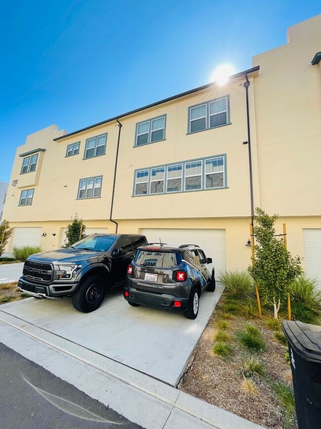 Building Photo - Beautiful Townhome!