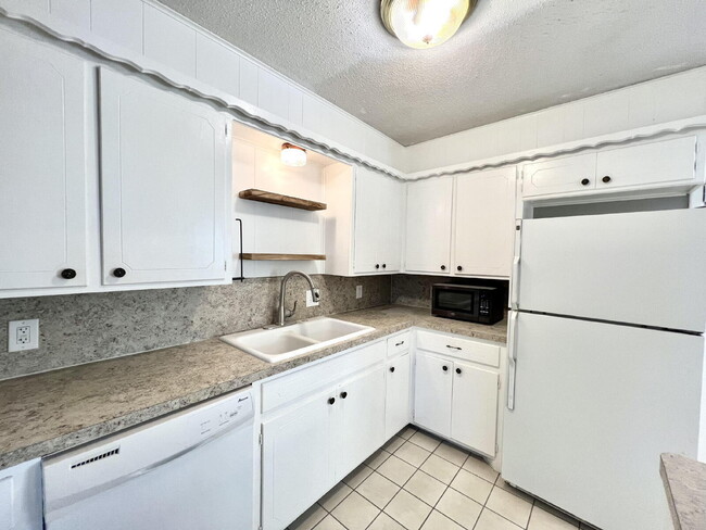 Building Photo - 6903 Hartford Ave