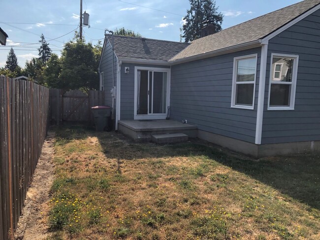 Building Photo - 2 Bed/1 Bath Bungalow in Downtown McMinnville