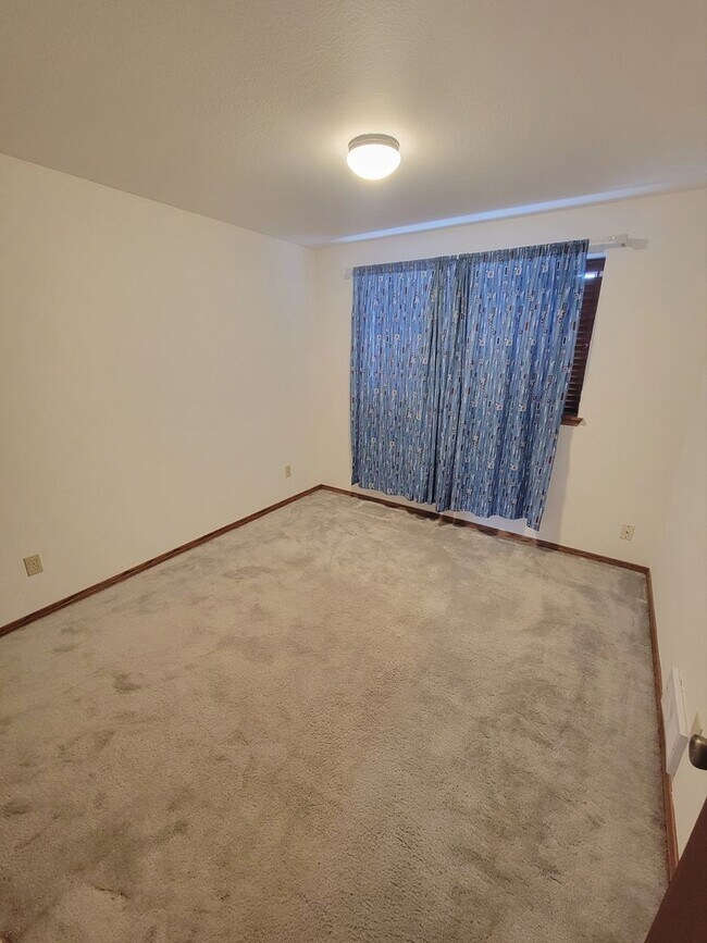 Building Photo - 899 S 86th St