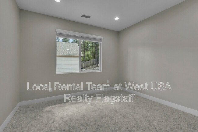 Building Photo - 781 N Forest View Dr