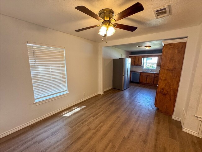 Building Photo - 910 S Austin St