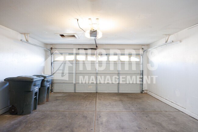 Building Photo - Great Home Located in Town with a Pool