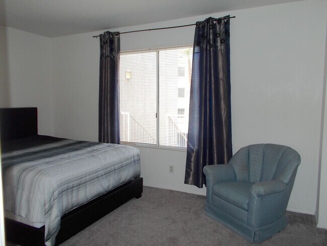 Building Photo - 2 Bed / 2 Bath Fully Furnished Condo – Top Floor Living!