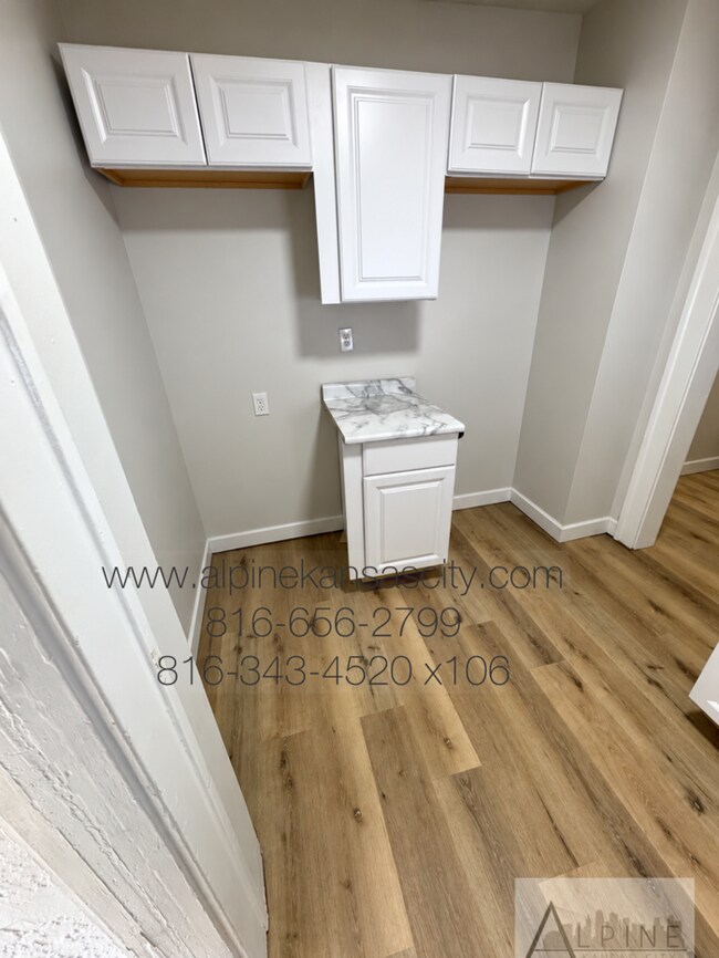 Building Photo - Updated Bungalow Near 39th/71