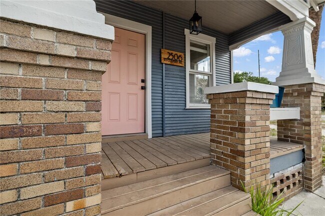 Building Photo - 2506 1/2 E Columbus Dr