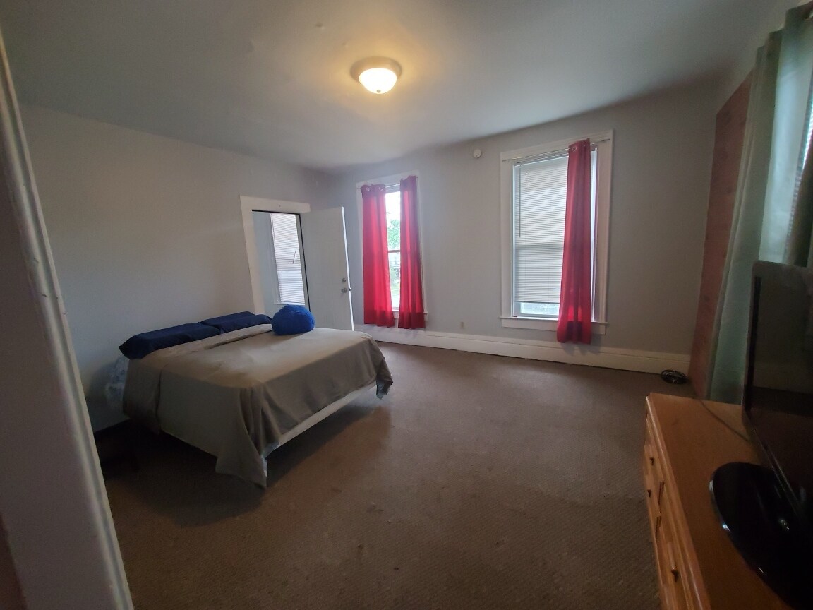 Building Photo - 65 Center St