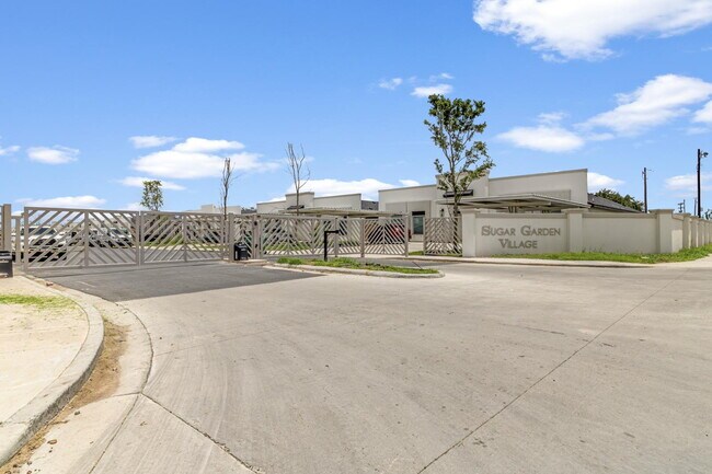 Building Photo - 901 Sugar Gdn Dr