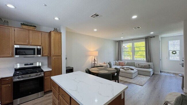 Building Photo - Beautiful Tri-Level 3BD/2BA Townhome in Greystone at Eastlake – Eastlake Chula Vista