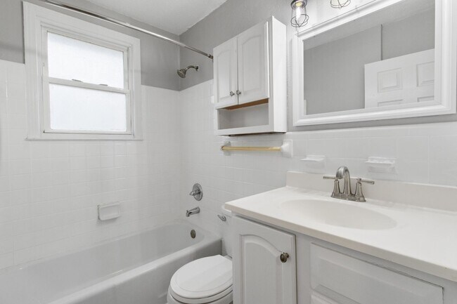 Building Photo - 3 Bedroom Pet Friendly Home For Rent!