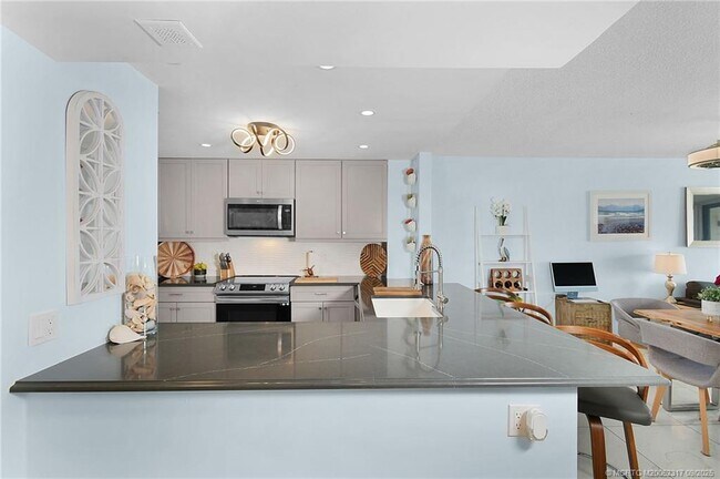 Building Photo - 10000 S Ocean Dr