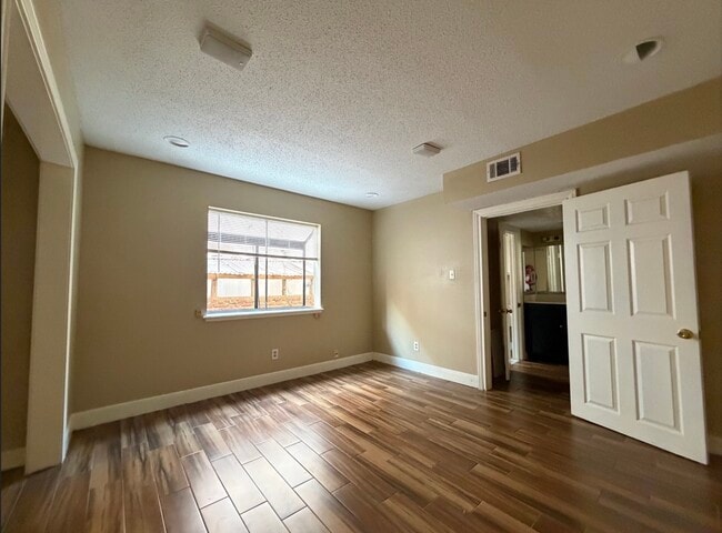 Building Photo - 1901 Brun St