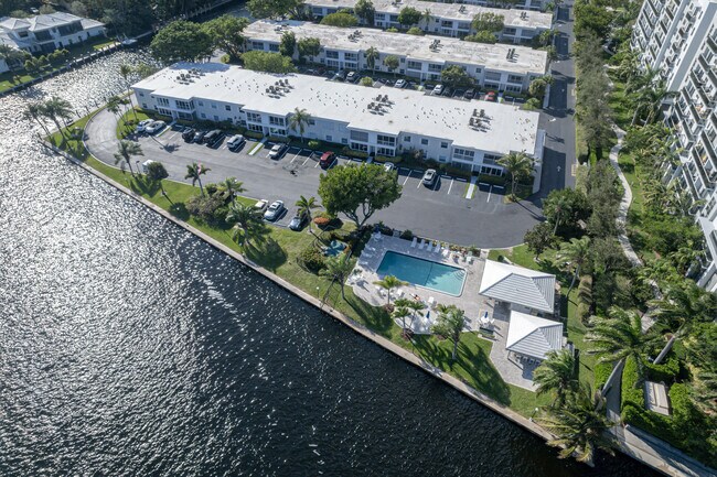 Building Photo - 6299 Bay Club Dr