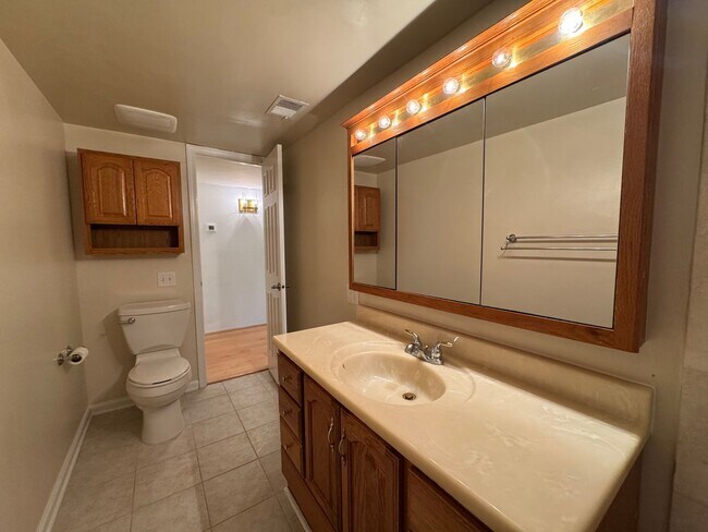 Building Photo - Sun-filled 1 Bed 1 Bath 1st Level Condo Wi...